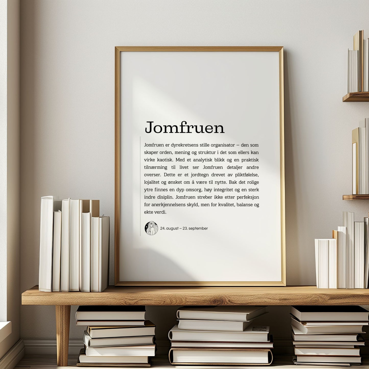 Minimalistisk stjernetegnplakat for Jomfruen med typografisk tekst og rolig, nordisk uttrykk. Plakat i eik ramme på en bokhylle.