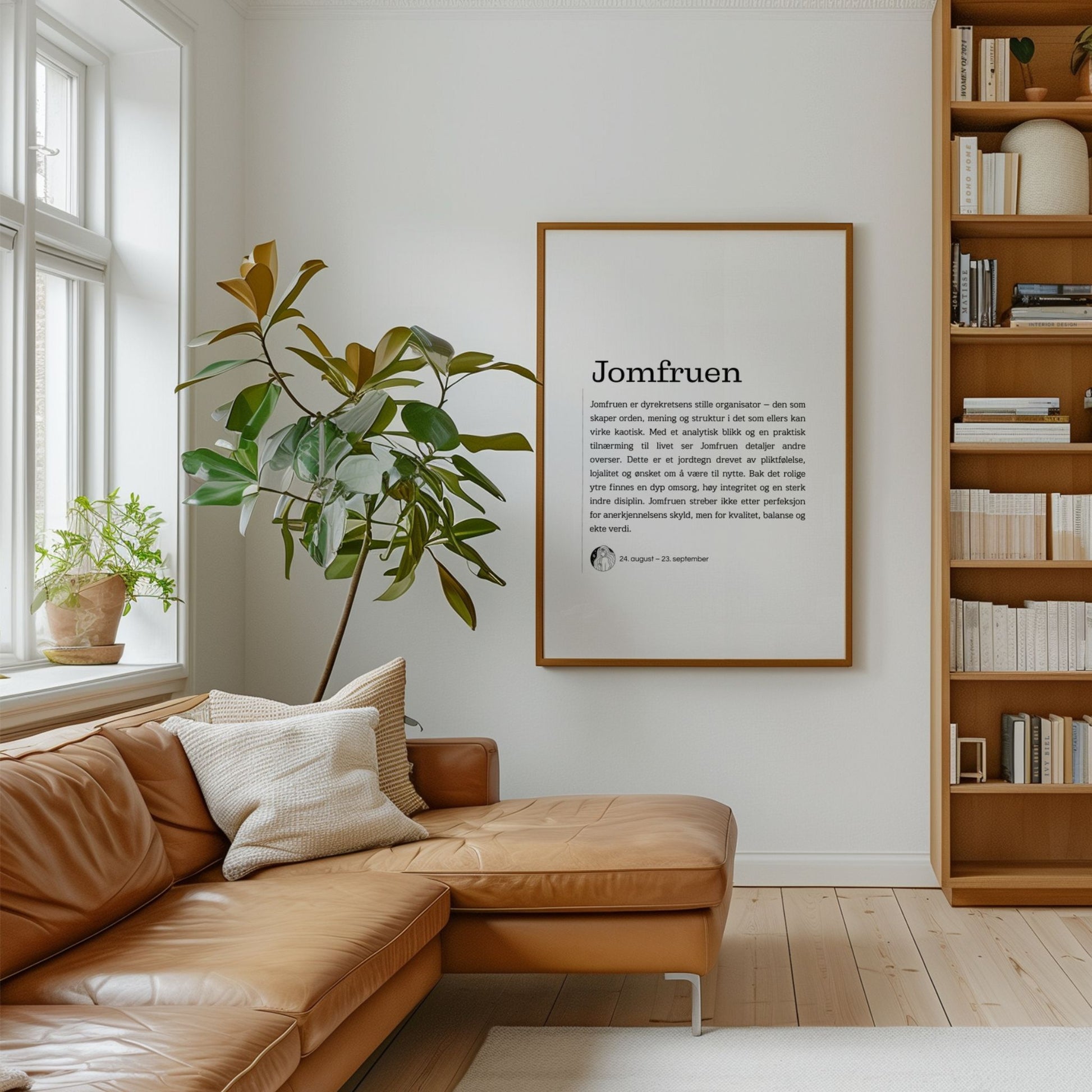 Minimalistisk stjernetegnplakat for Jomfruen med typografisk tekst og rolig, nordisk uttrykk. Plakat i eik ramme på en stue.