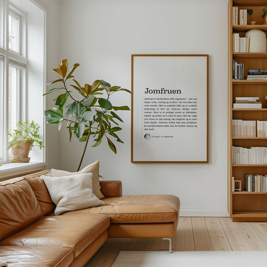 Minimalistisk stjernetegnplakat for Jomfruen med typografisk tekst og rolig, nordisk uttrykk. Plakat i eik ramme på en stue.