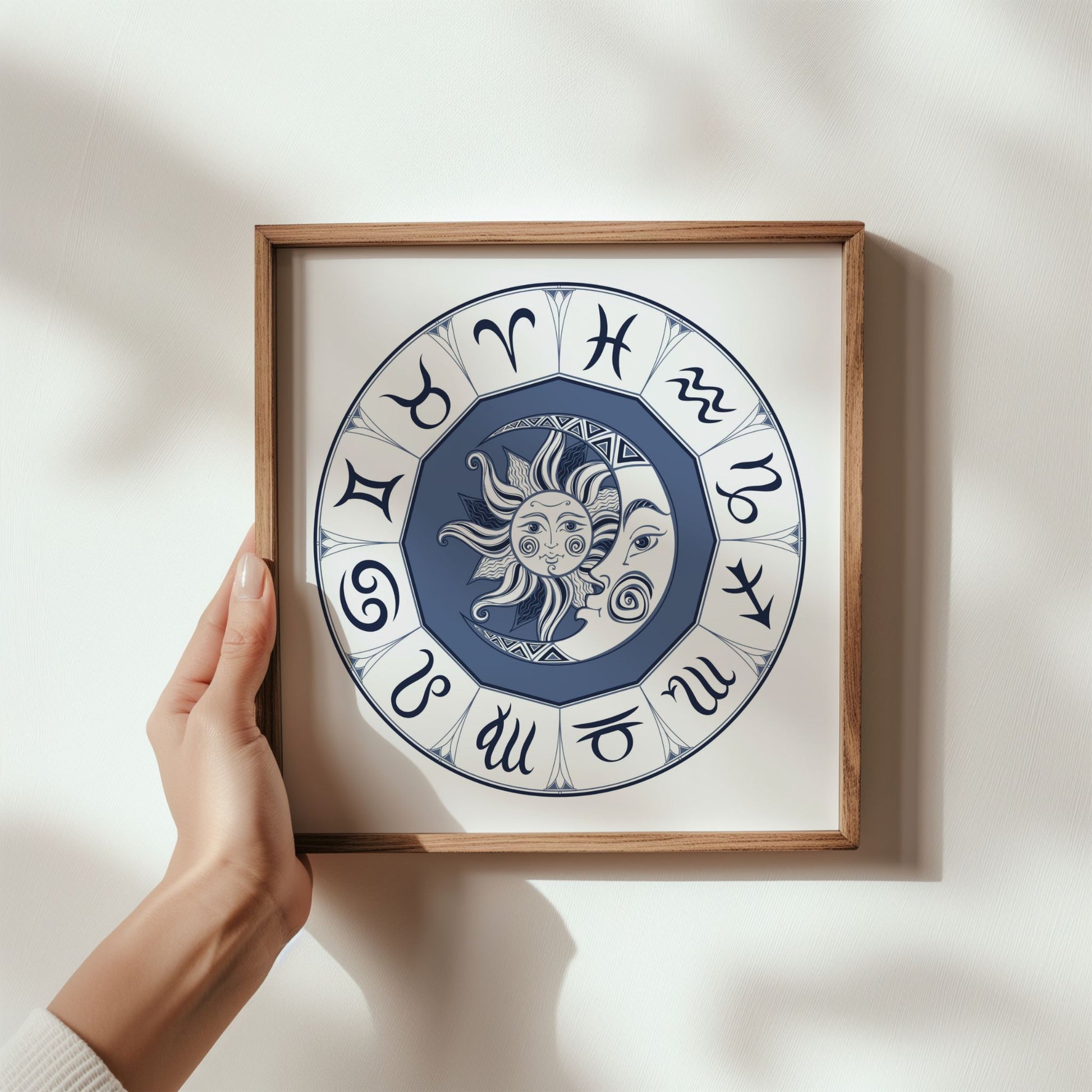 Stjernetegn zodiac wheel plakat Blå i treramme holdt i hånd