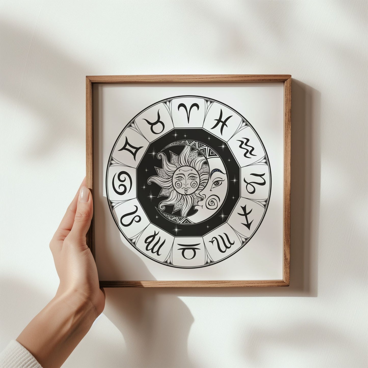 Stjernetegn zodiac wheel plakat Sort i treramme holdt i hånd