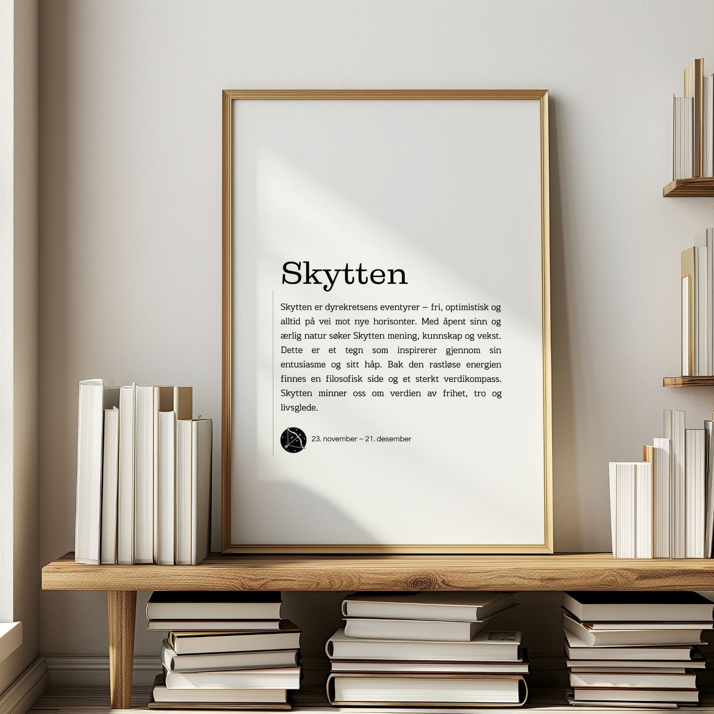 Minimalistisk stjernetegnplakat for Skytten med typografisk tekst og rolig, nordisk uttrykk. Plakat i eik ramme på en bokhylle.