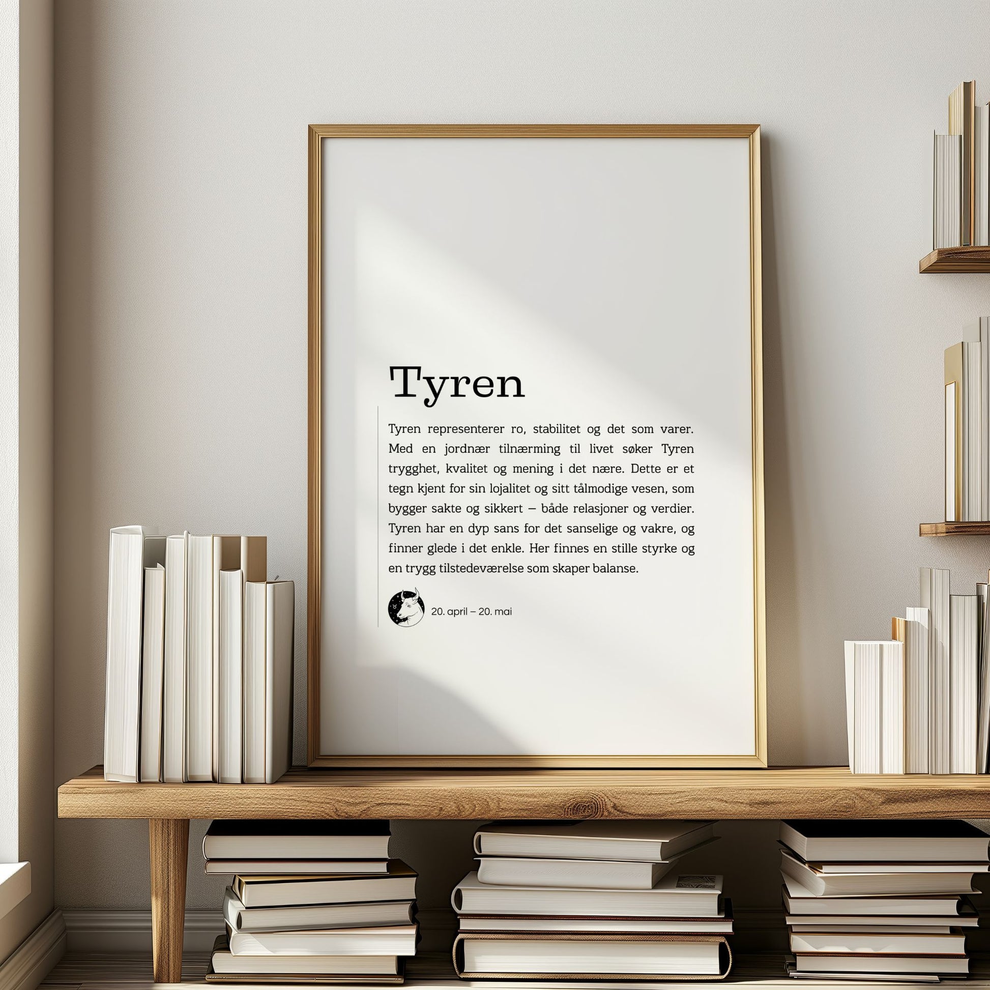 Minimalistisk stjernetegnplakat for Tyren med typografisk tekst og rolig, nordisk uttrykk. Plakat i eik ramme på en bokhylle.
