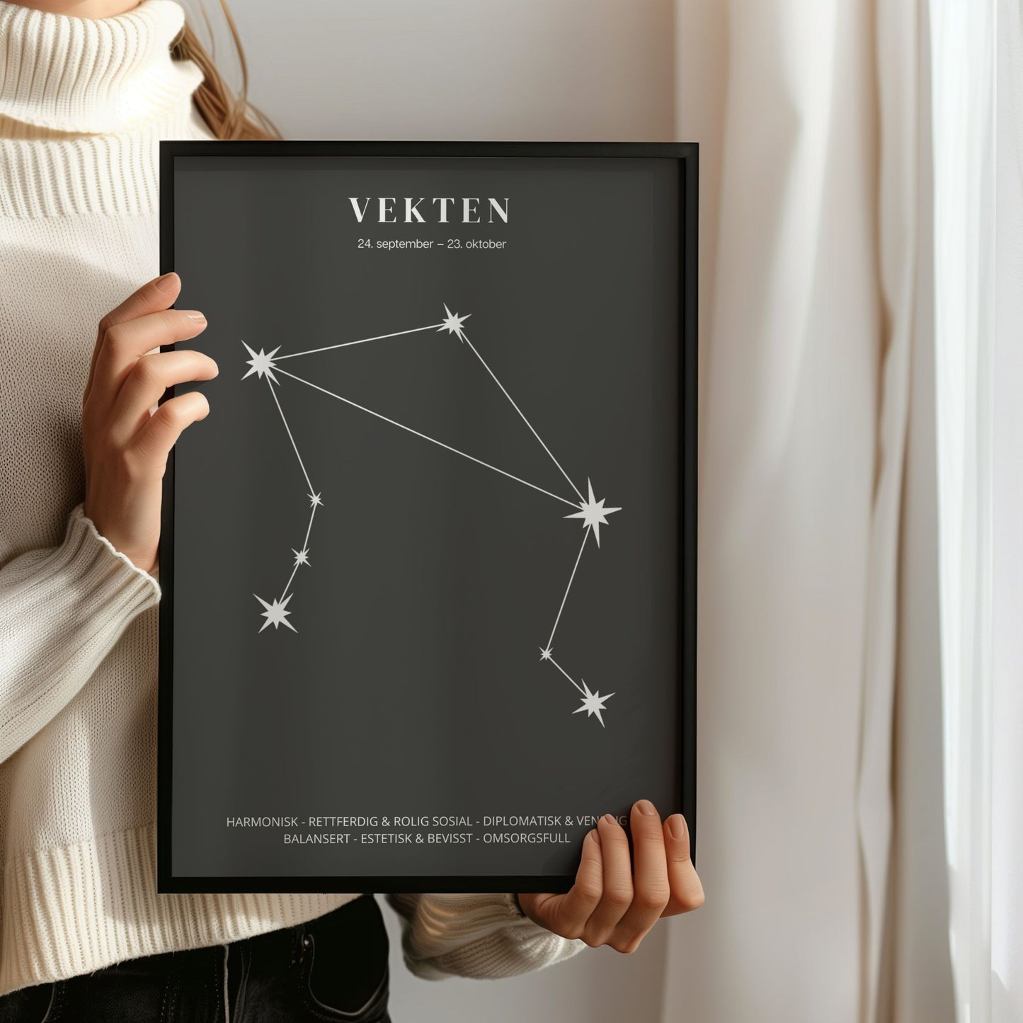 Minimalistisk stjernetegnplakat med stjernebildet Vekten i hvitt på sort bakgrunn. Person som holder ramme.