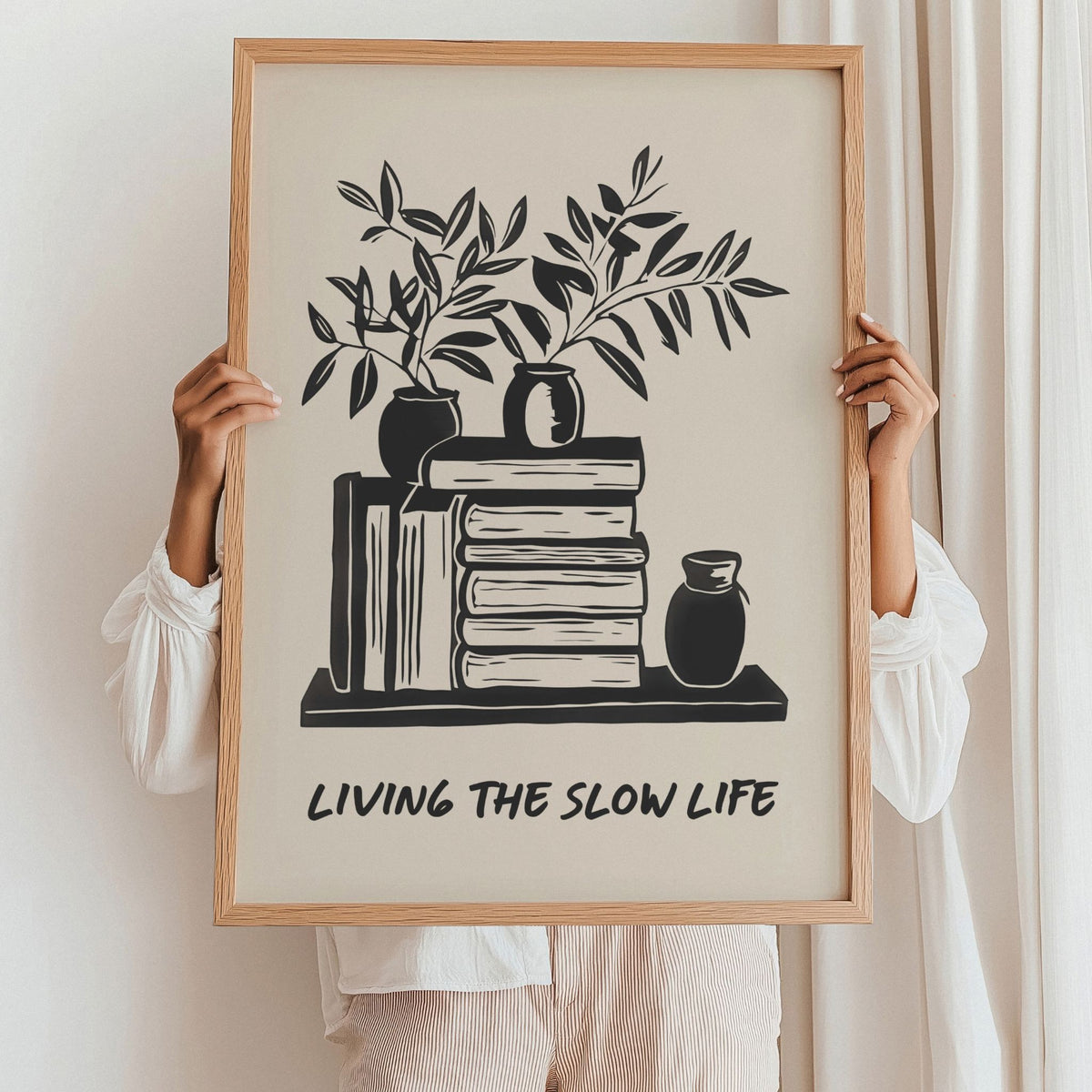 The Slow Reader kunstplakat holdt opp i eikeramme som inspirasjon til innramming