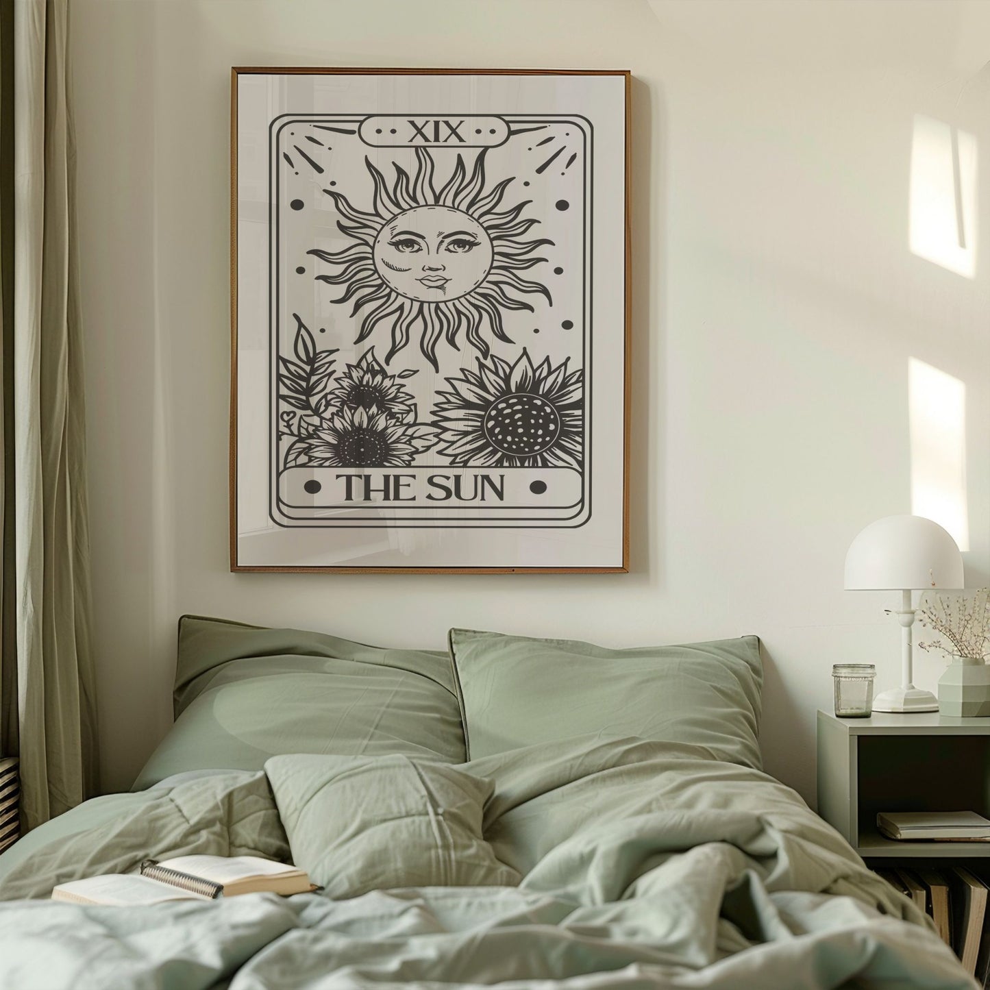 Svart/hvit kunstplakat med stilisert solmotiv inspirert av tarotkort. Illustrasjon viser plakat i eik ramme over en seng.