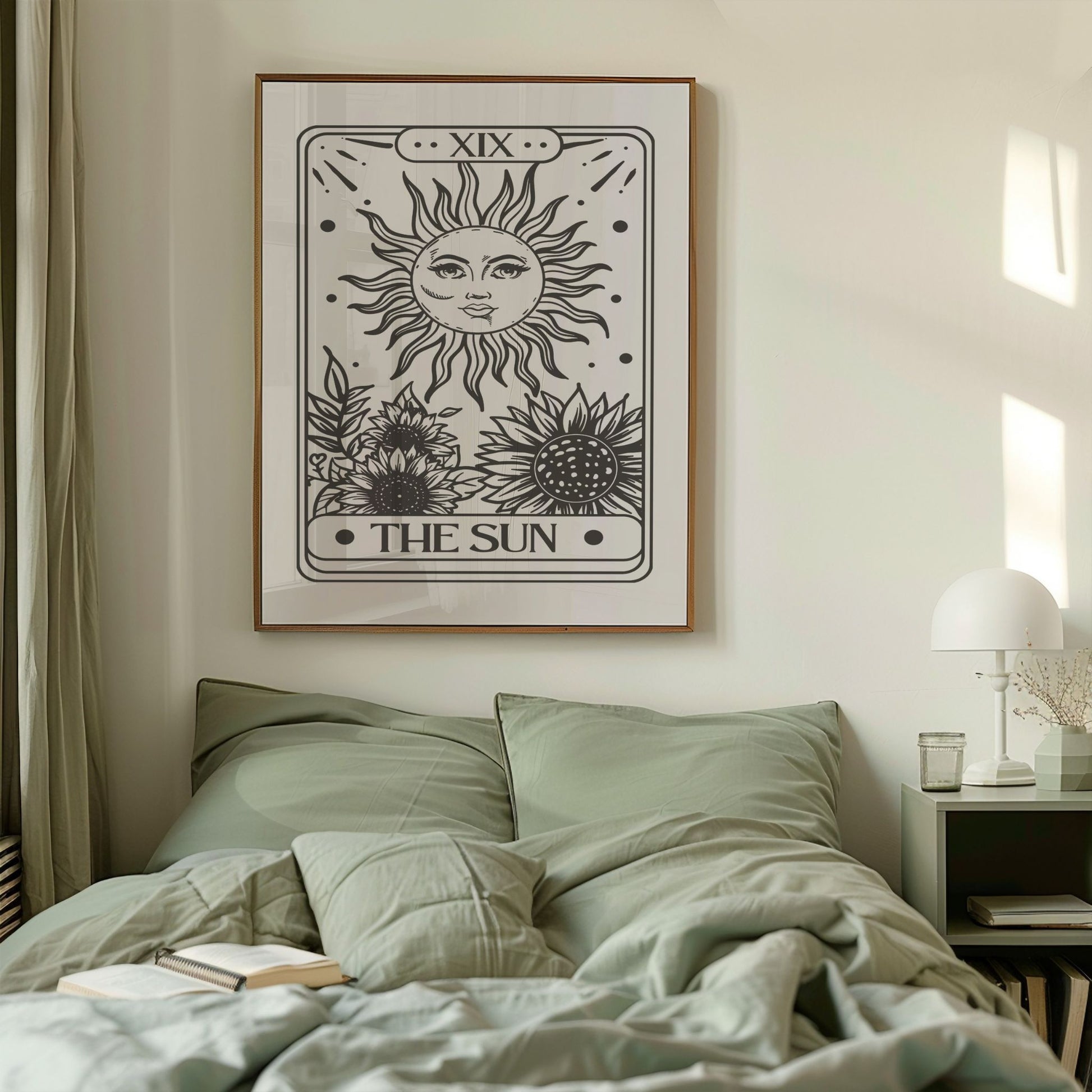 Svart/hvit kunstplakat med stilisert solmotiv inspirert av tarotkort. Illustrasjon viser plakat i eik ramme over en seng.