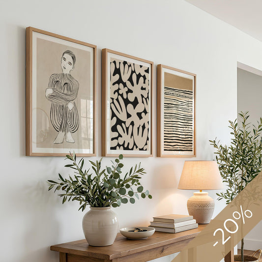 Timeless Elegance trio med tre kunstplakater i beige og sort i lyst nordisk interiør