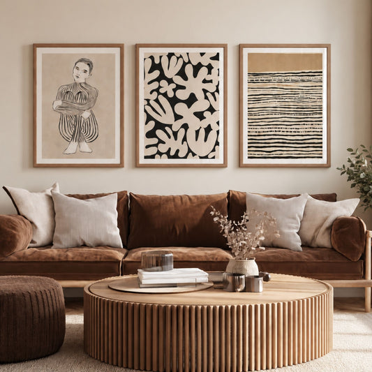 Timeless Elegance trio med Embrace, Flowing Shapes og Linear Harmony over brun sofa