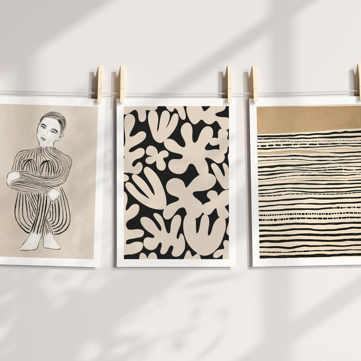 Timeless Elegance med tre plakater i sort og beige – Embrace, Flowing Shapes og Linear Harmony