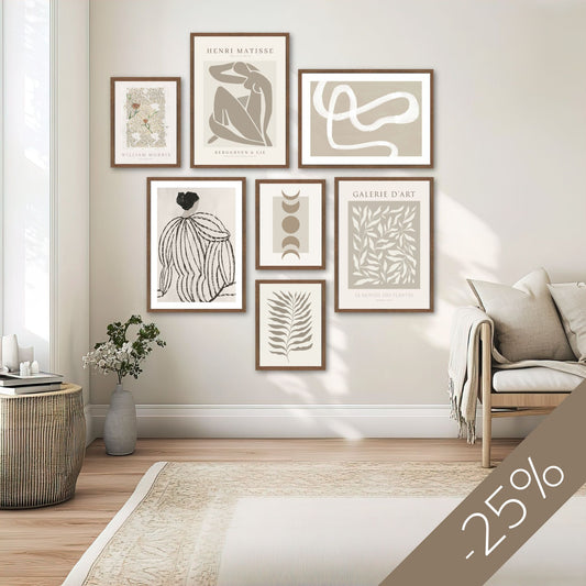 Gallerivegg med syv grafiske plakater i beige og naturtoner fra serien Timeless Forms