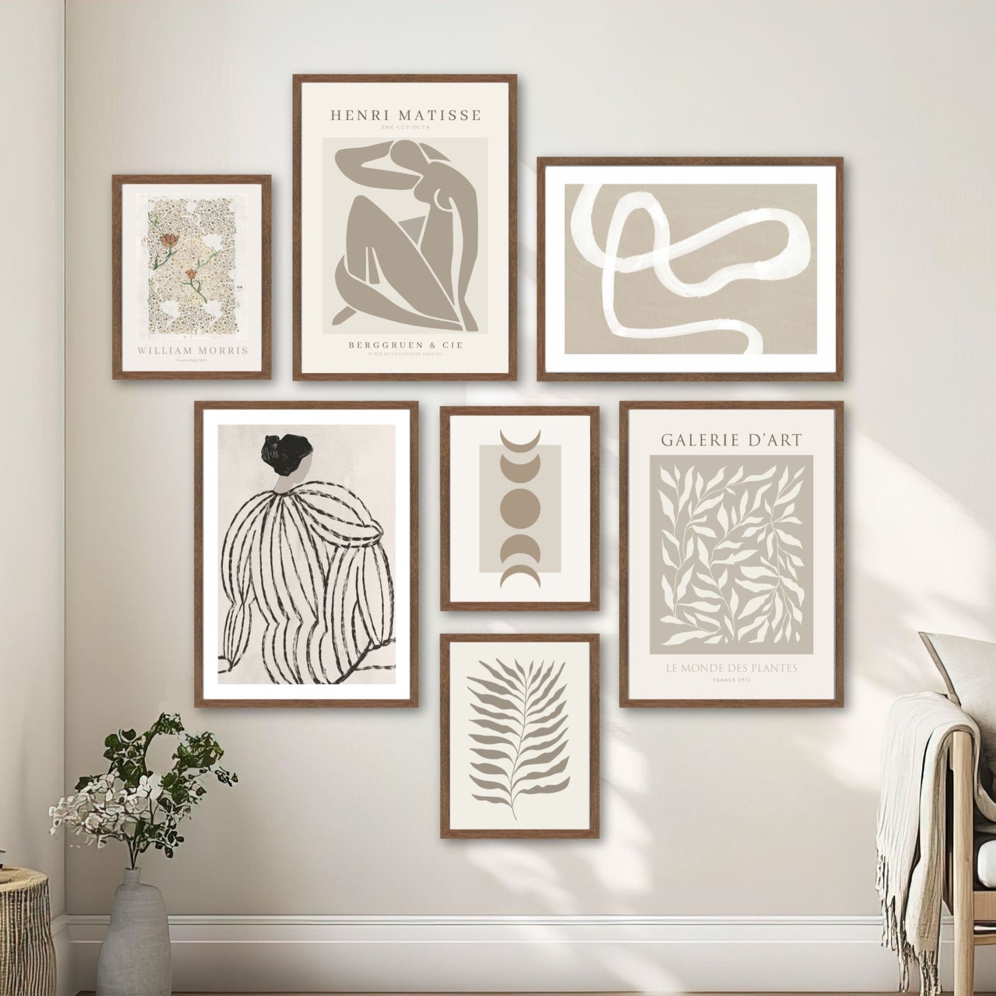 Gallerivegg med syv grafiske plakater i beige og naturtoner fra serien Timeless Forms