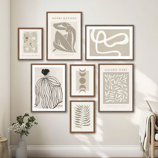 Gallerivegg med syv grafiske plakater i beige og naturtoner fra serien Timeless Forms