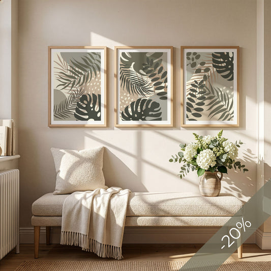 Tropical Layers Trio med tre grafiske botaniske plakater i eikerammer over benk – kjøp trioen samlet med 20 prosent rabatt
