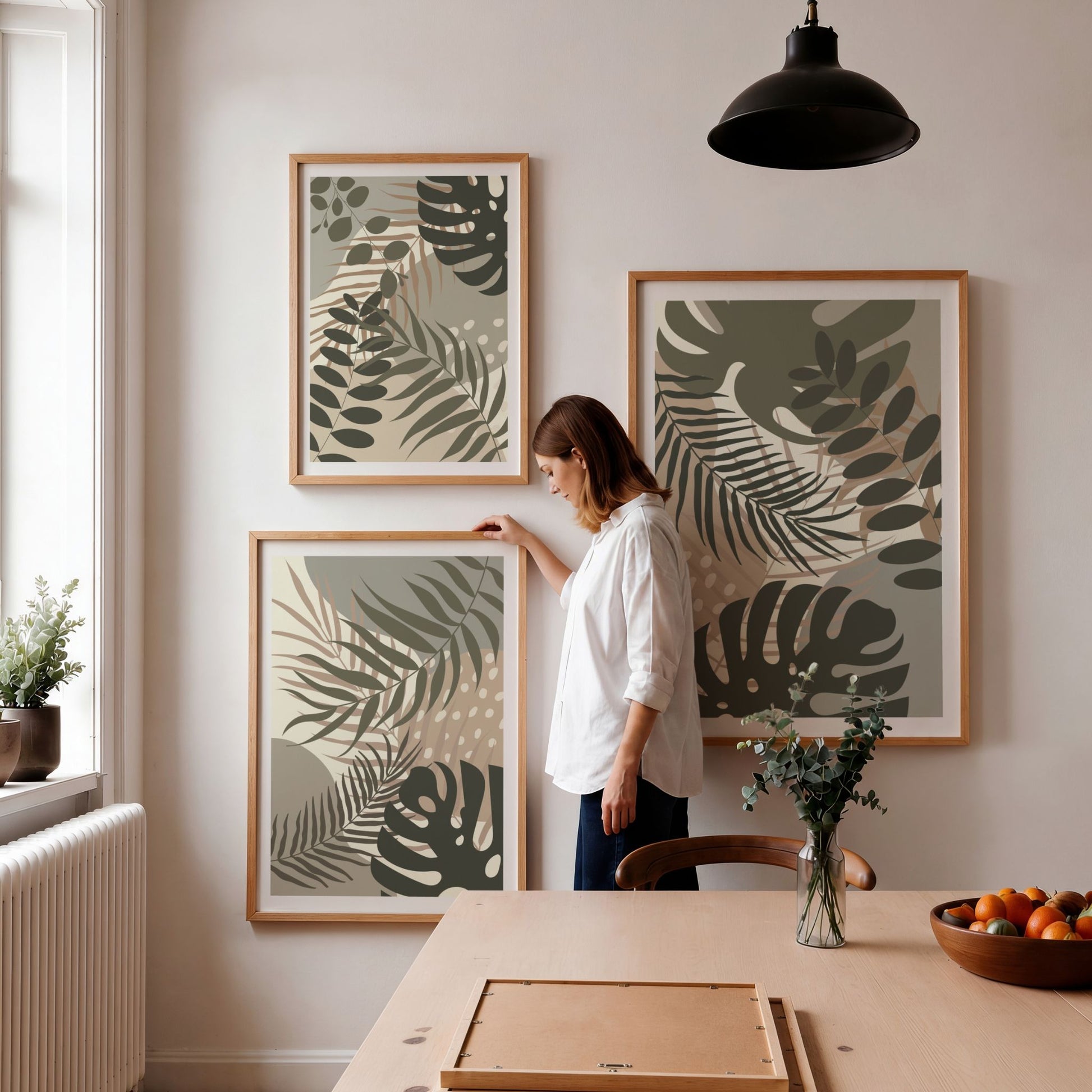 Tropical Layers Trio arrangert som plakatgalleri med tre grafiske botaniske motiver i eikerammer