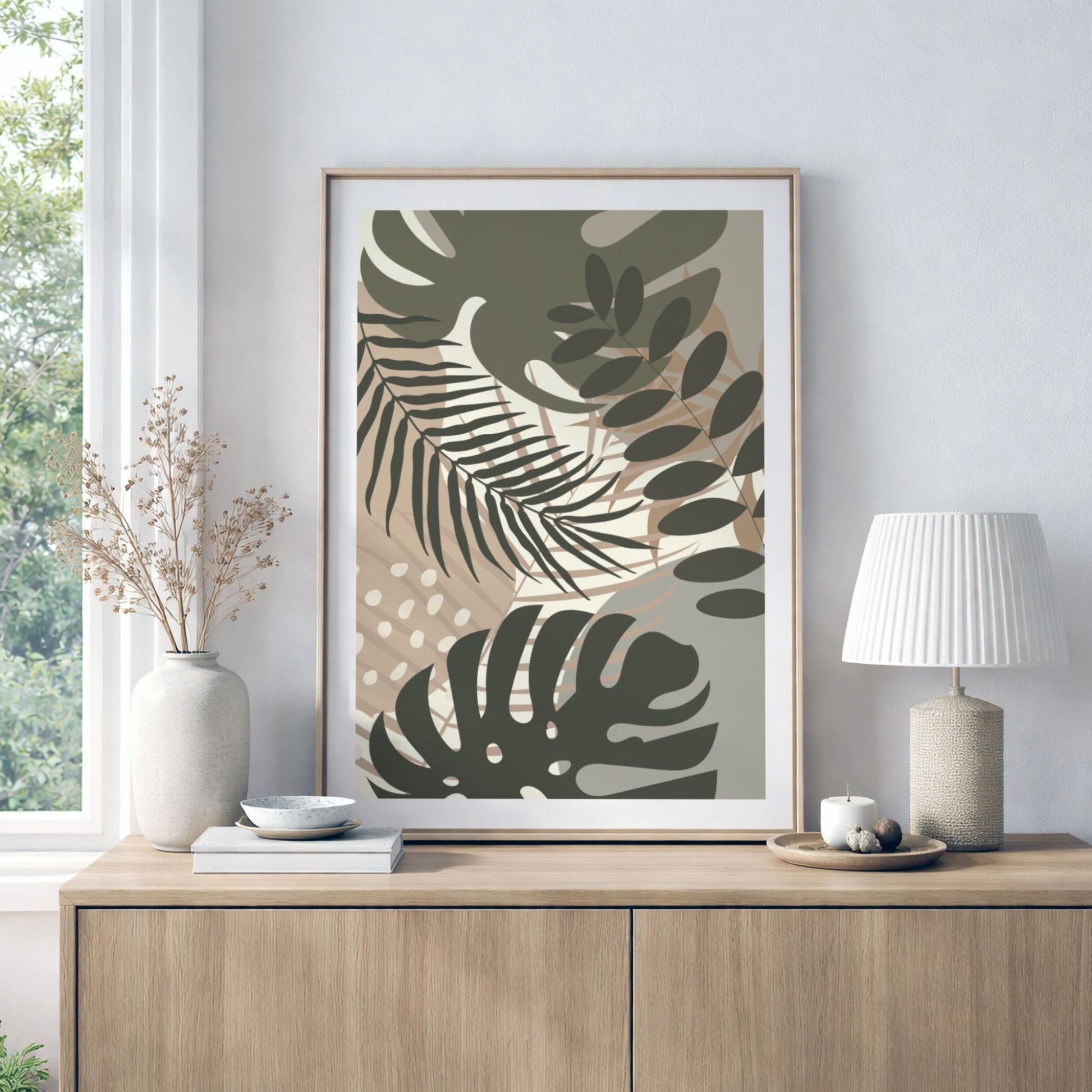 Tropical Rhythm botanisk plakat med tropiske bladformer i eikeramme på lys skjenk