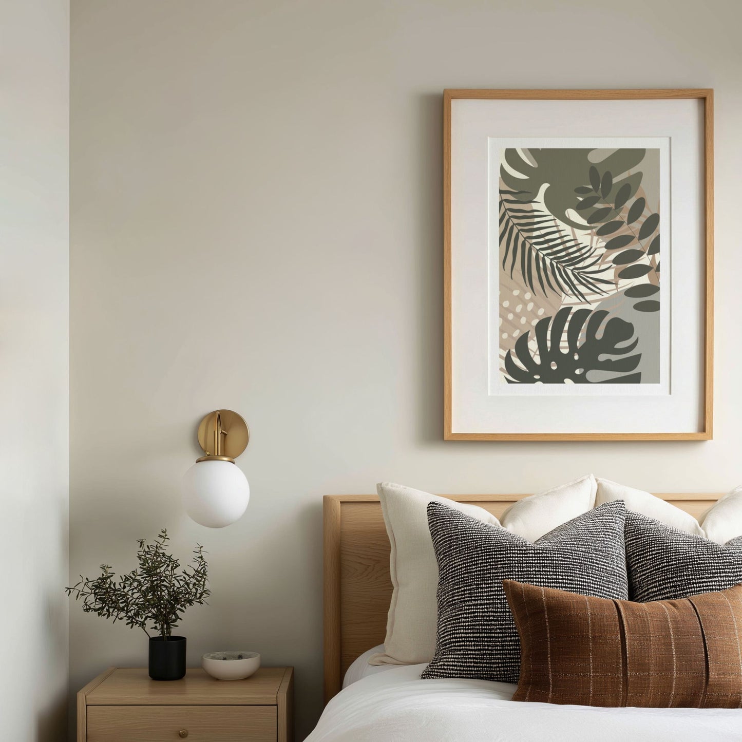 Tropical Rhythm grafisk botanisk plakat i eikeramme over seng i lyst soverom