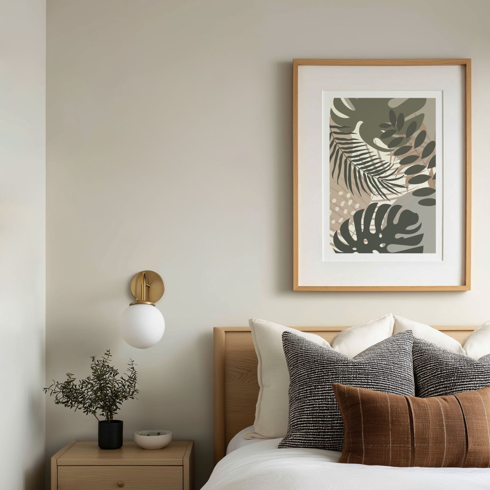 Tropical Rhythm grafisk botanisk plakat i eikeramme over seng i lyst soverom