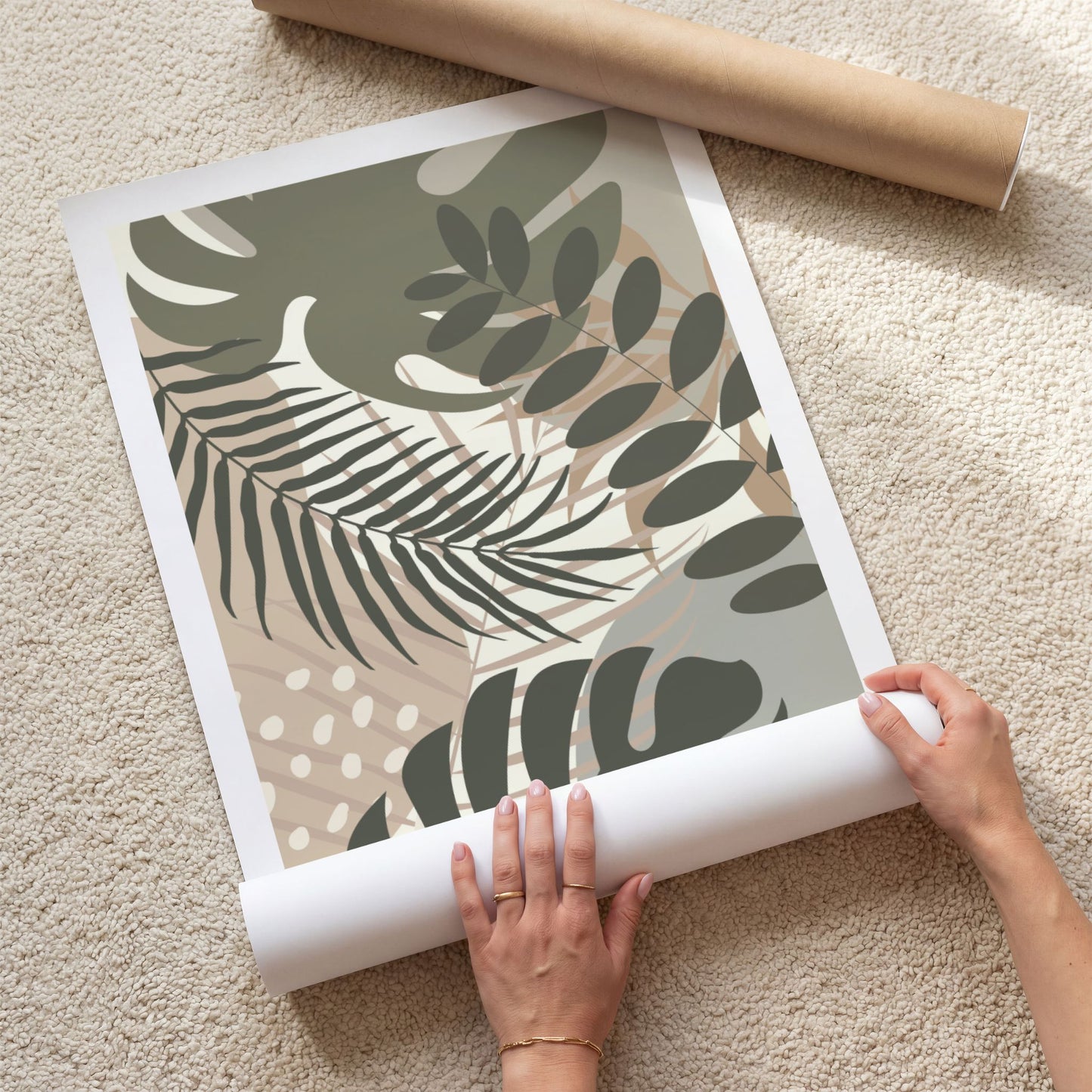 Tropical Rhythm plakat med lagdelte tropiske blader i olivengrønt og beige