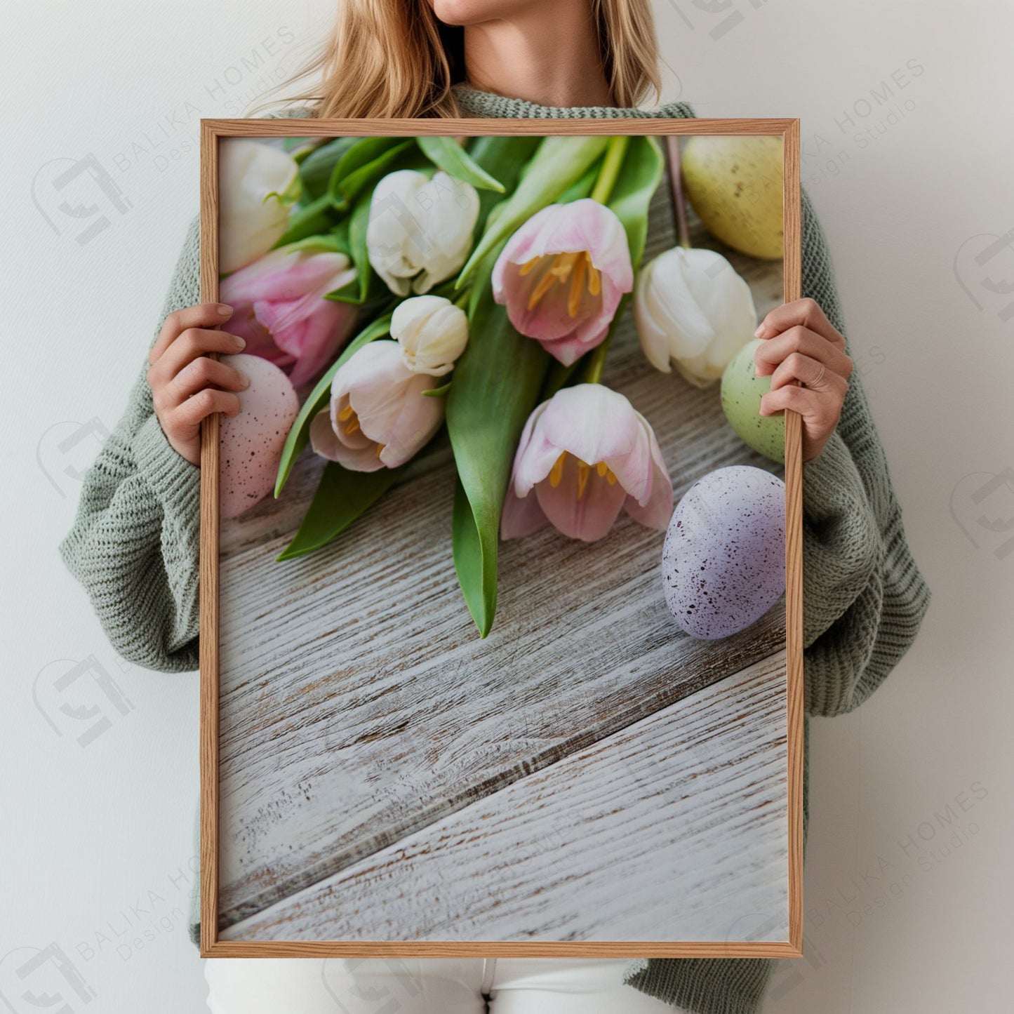 Person holder plakat med tulipaner og påskeegg