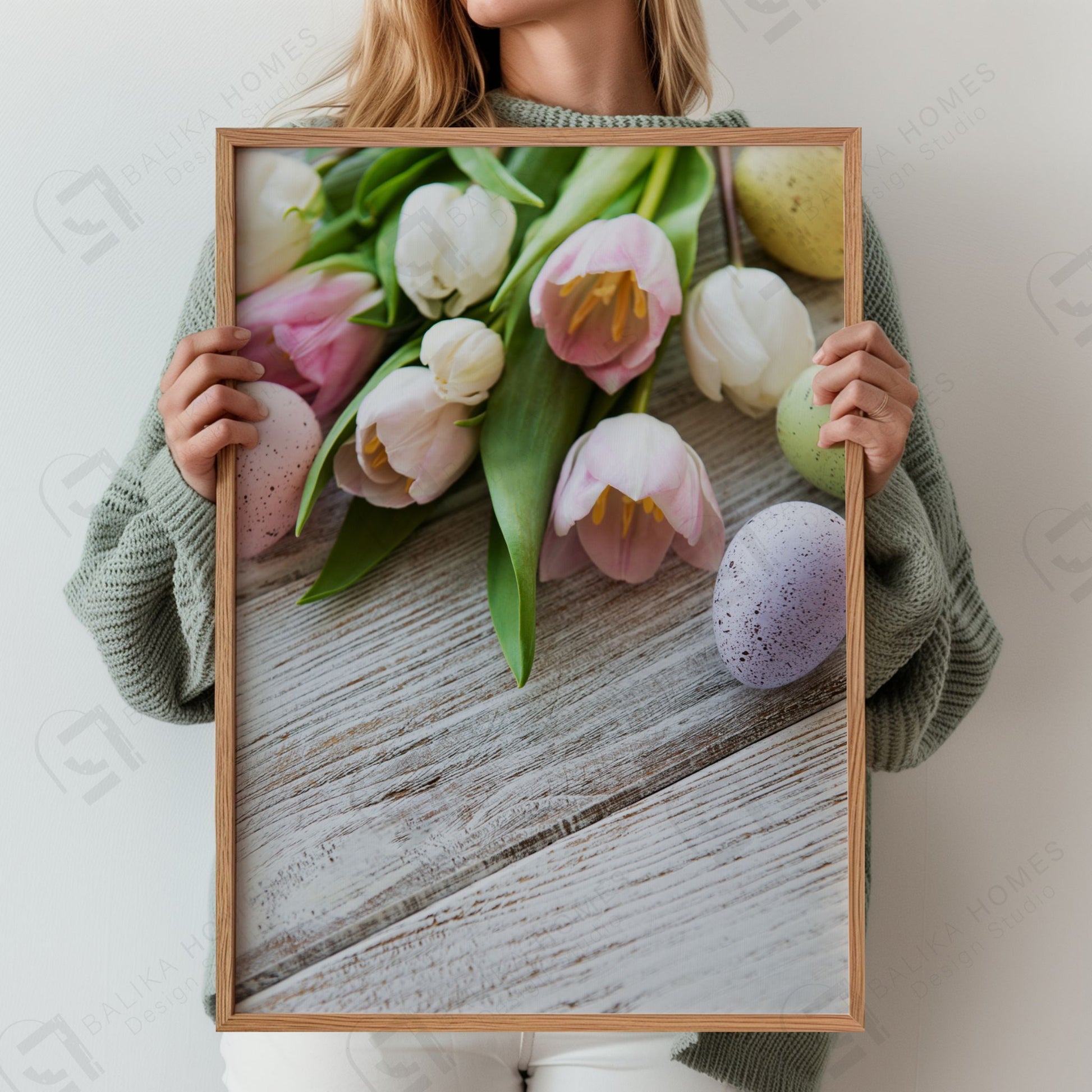 Person holder plakat med tulipaner og påskeegg