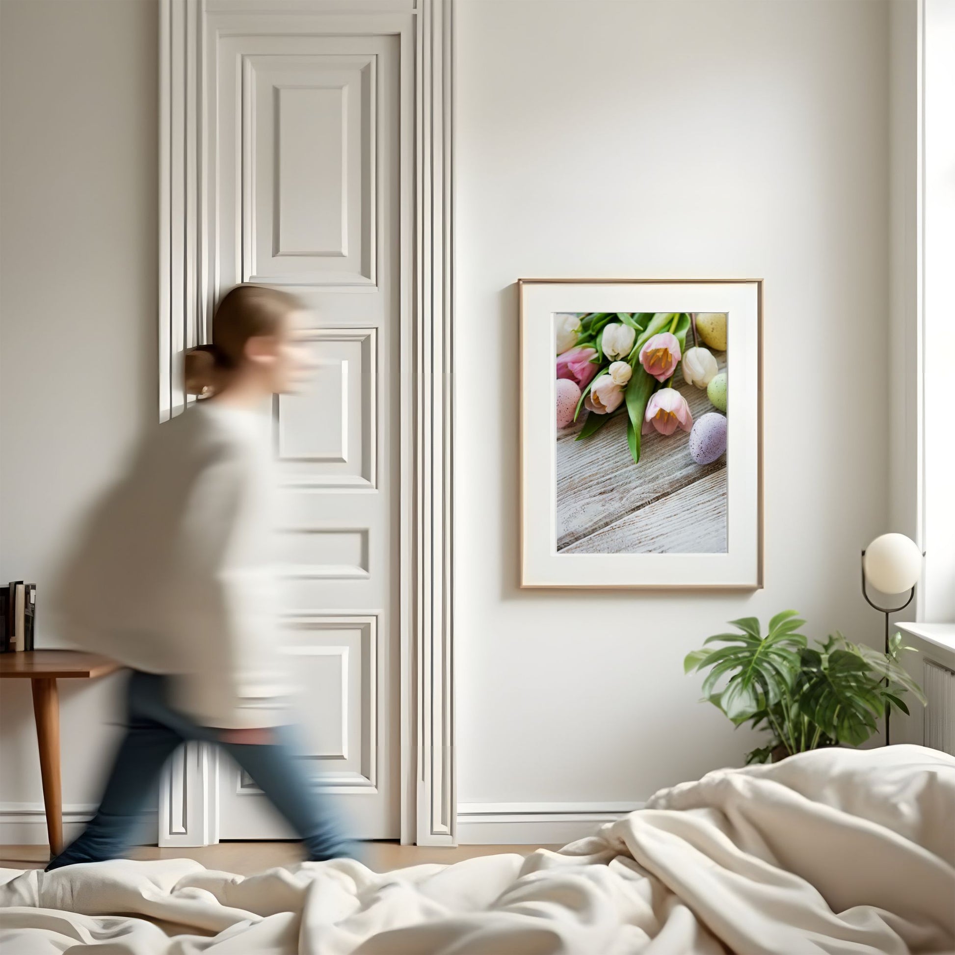 Tulipanplakat med påskeegg på vegg i lyst nordisk interiør