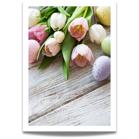 Plakat med tulipaner og pastellfargede påskeegg på lyst trebord