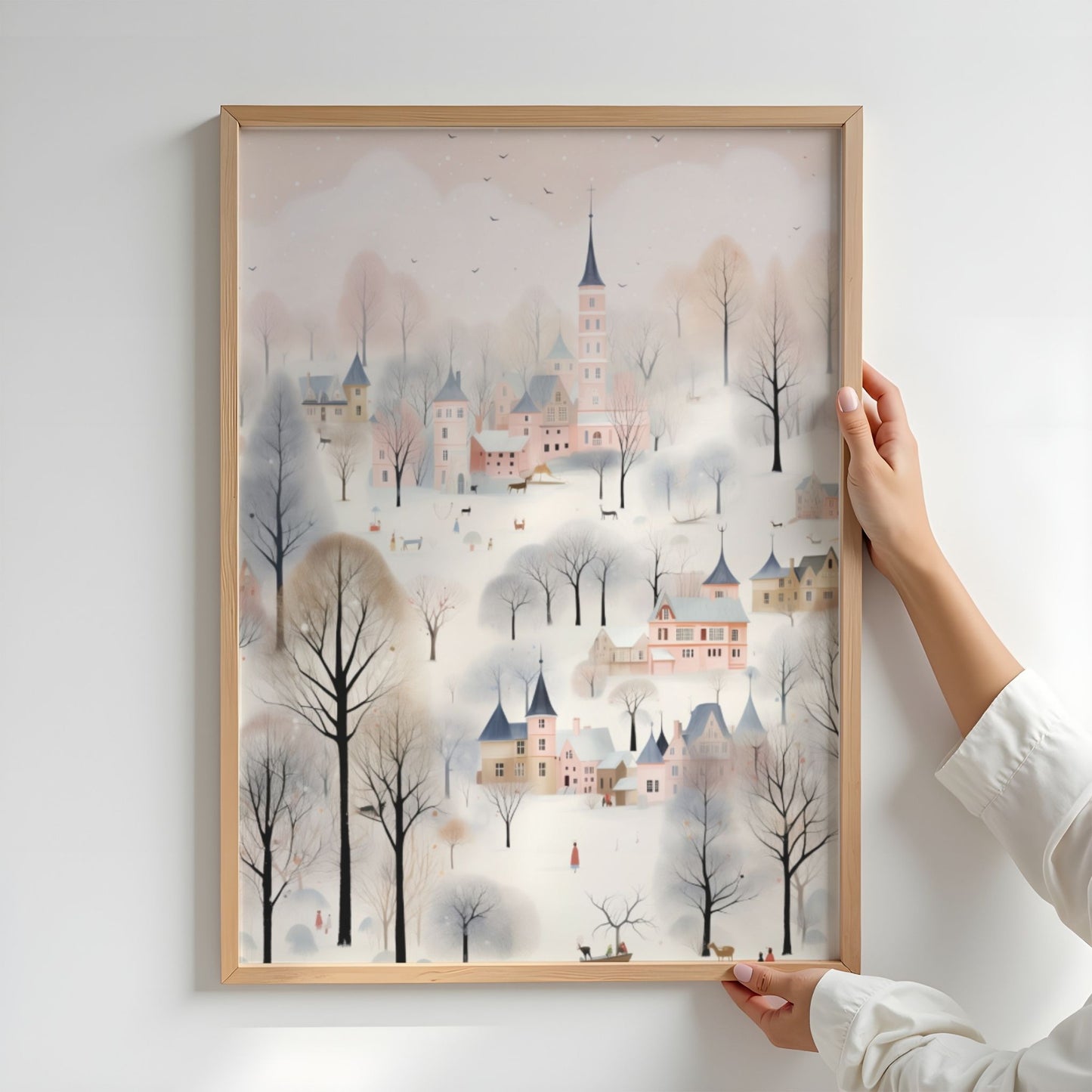 Vinterbyen i Pastellskogen plakat med pastellfargede bygninger, snødekte trær og vinterlig bylandskap. Illustrasjon viser plakat uten hvit kantlinje i eik ramme.