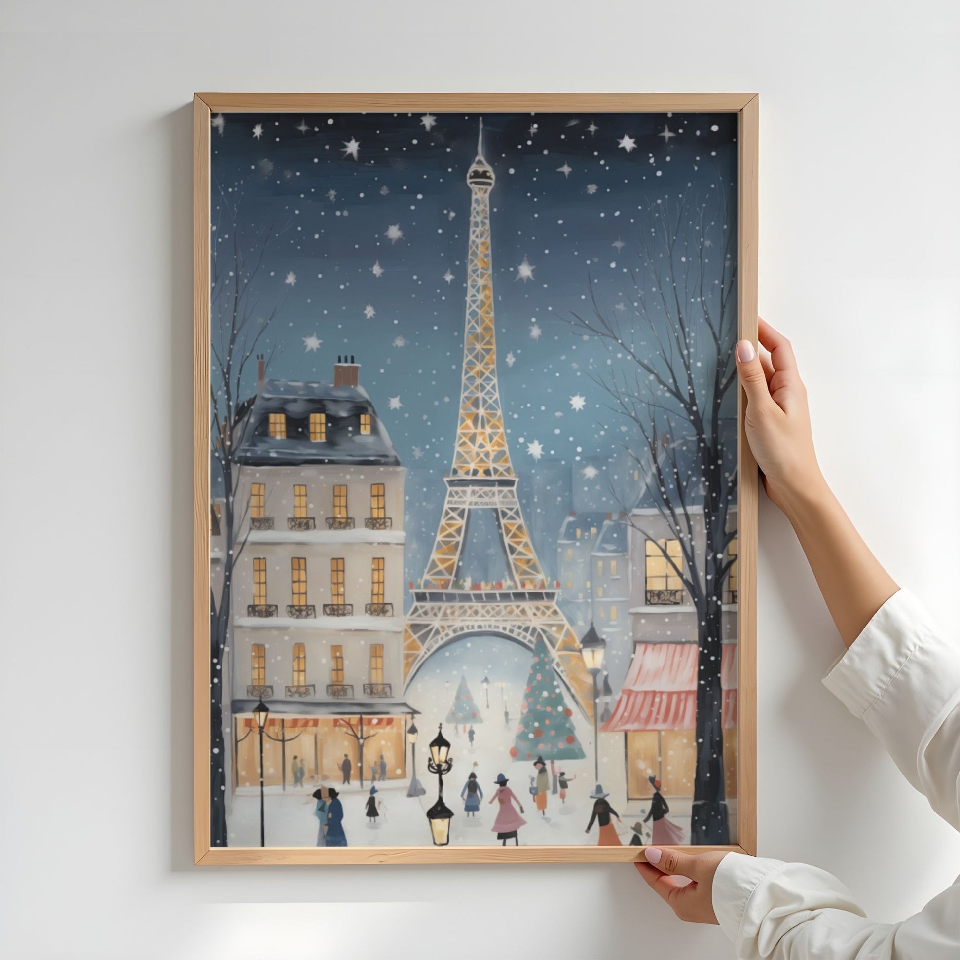 Vinterkveld i Paris plakat med Eiffeltårnet, snøfall og romantisk vintergate. Illustrasjon viser plakat uten hvit kantlinje i eik ramme.