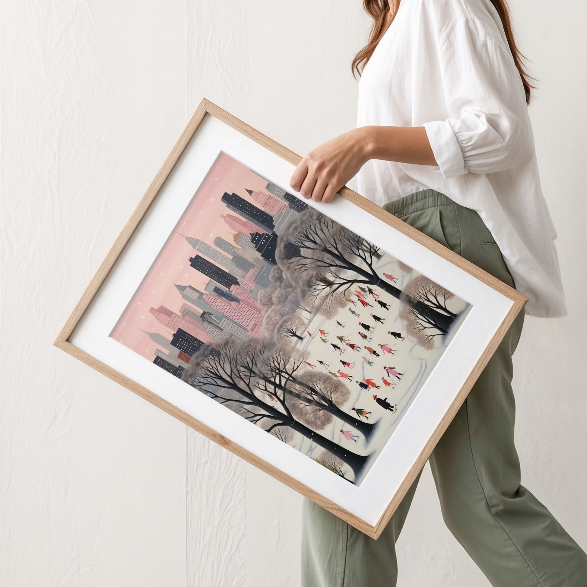 Vinterlek i Byparken plakat med snødekt park, mennesker i fargerike vinterklær og pastellfarget storbybakgrunn. Illustrasjon viser plakat med passepartout i eik ramme.