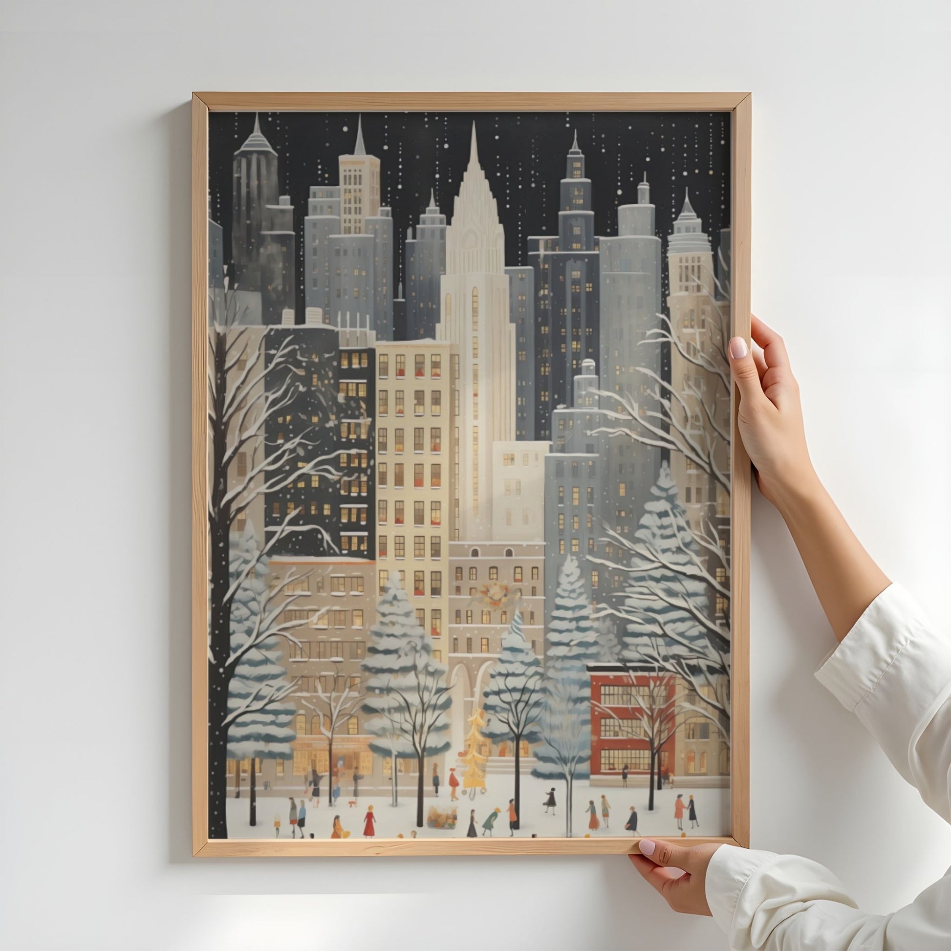 Vinterlys i Byparken plakat med snødekt park, høye bygninger og varm julebelysning. Illustrasjon viser plakat uten hvit kantlinje i eik ramme.