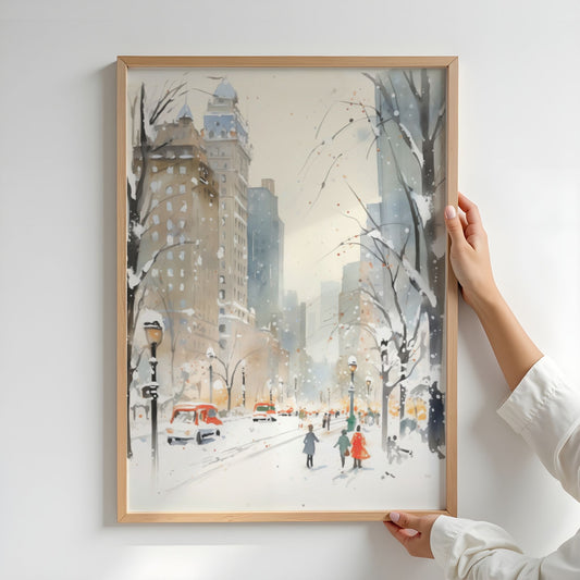Vintermorgen i Storbyen plakat med akvarellinspirert bylandskap, snøfall og mennesker i vintergate. Illustrasjon viser plakat uten hvit kantlinje i eik ramme.