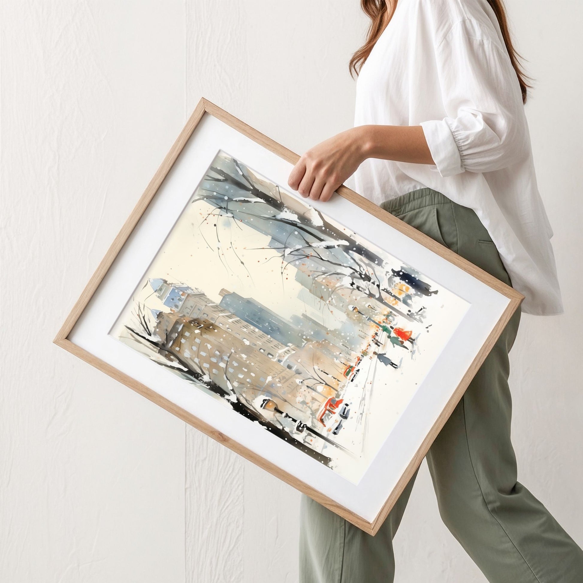 Vintermorgen i Storbyen plakat med akvarellinspirert bylandskap, snøfall og mennesker i vintergate. Illustrasjon viser plakat med passepartout i eik ramme.