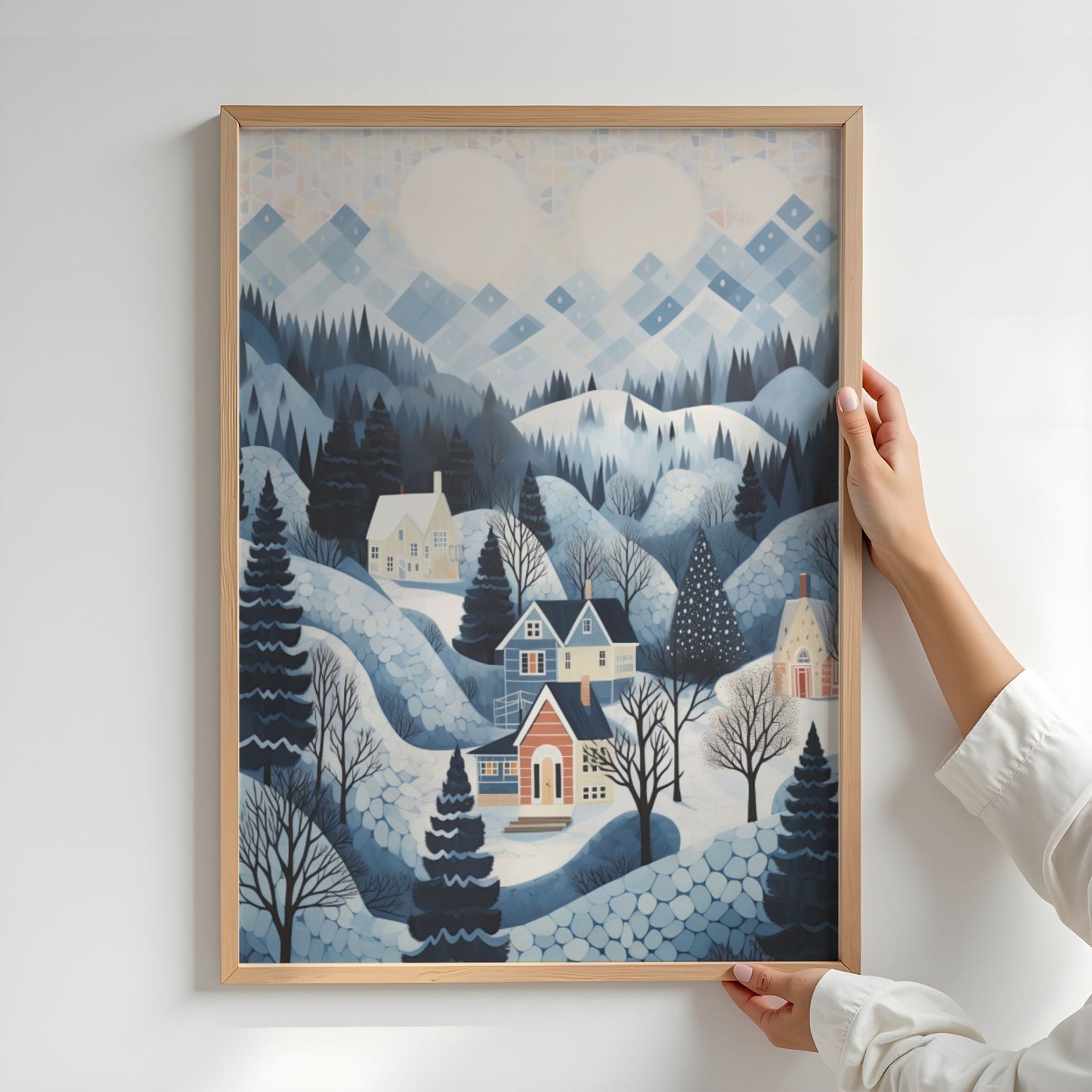 Vintersol over Fjellbygda plakat med geometrisk vinterhimmel, blå fjell og små hus. Illustrasjon viser plakat uten hvit kantlinje i eik ramme.