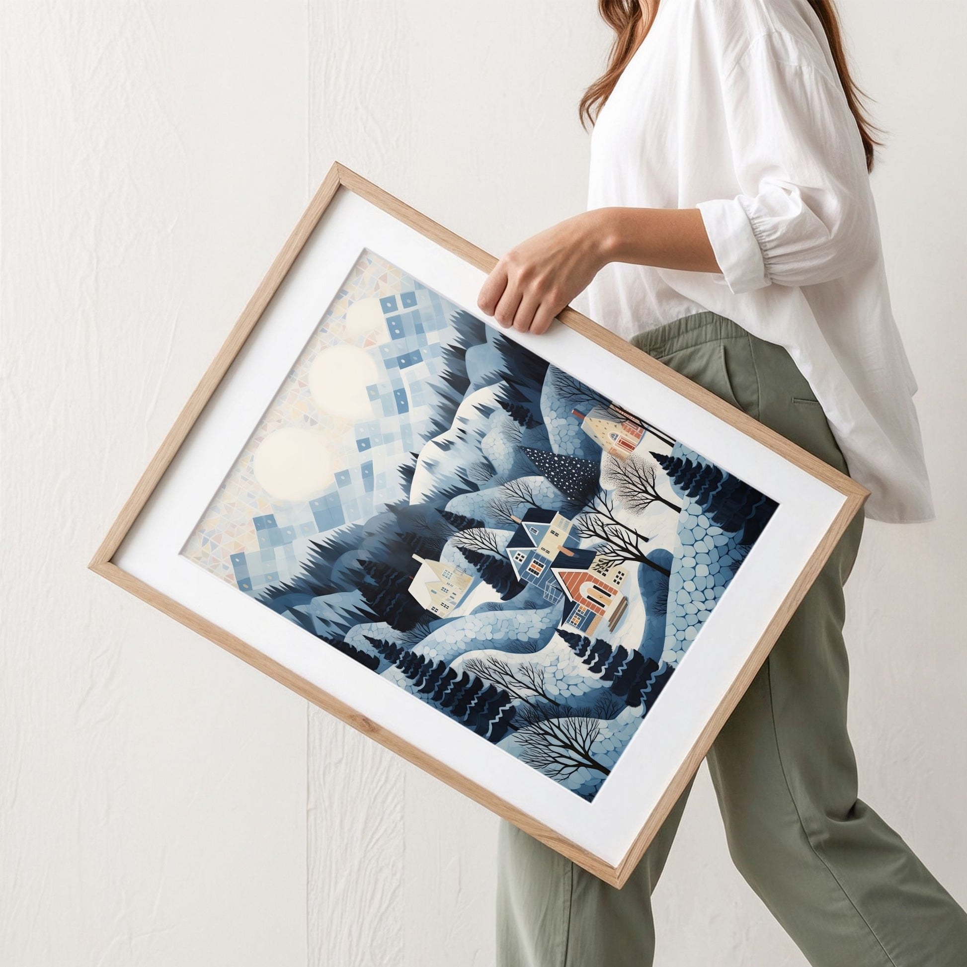 Vintersol over Fjellbygda plakat med geometrisk vinterhimmel, blå fjell og små hus. Illustrasjon viser plakat med passepartout i eik ramme.