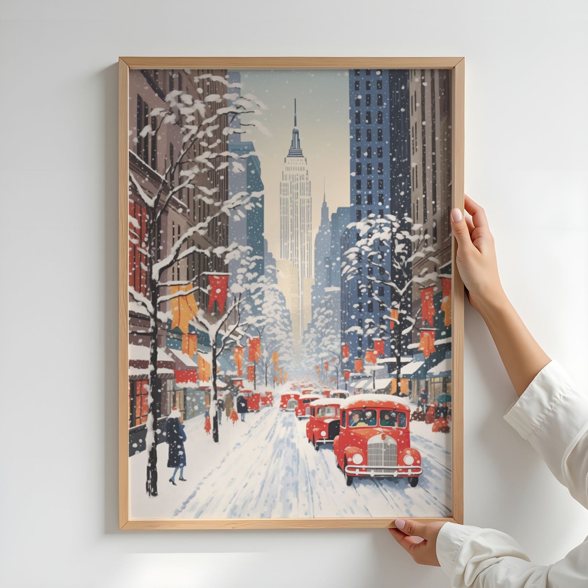 Vintertrafikk i Storbyen plakat med røde retrobiler, snøfall og klassiske bygninger. Illustrasjon viser plakat uten hvit kantlinje i eik ramme.