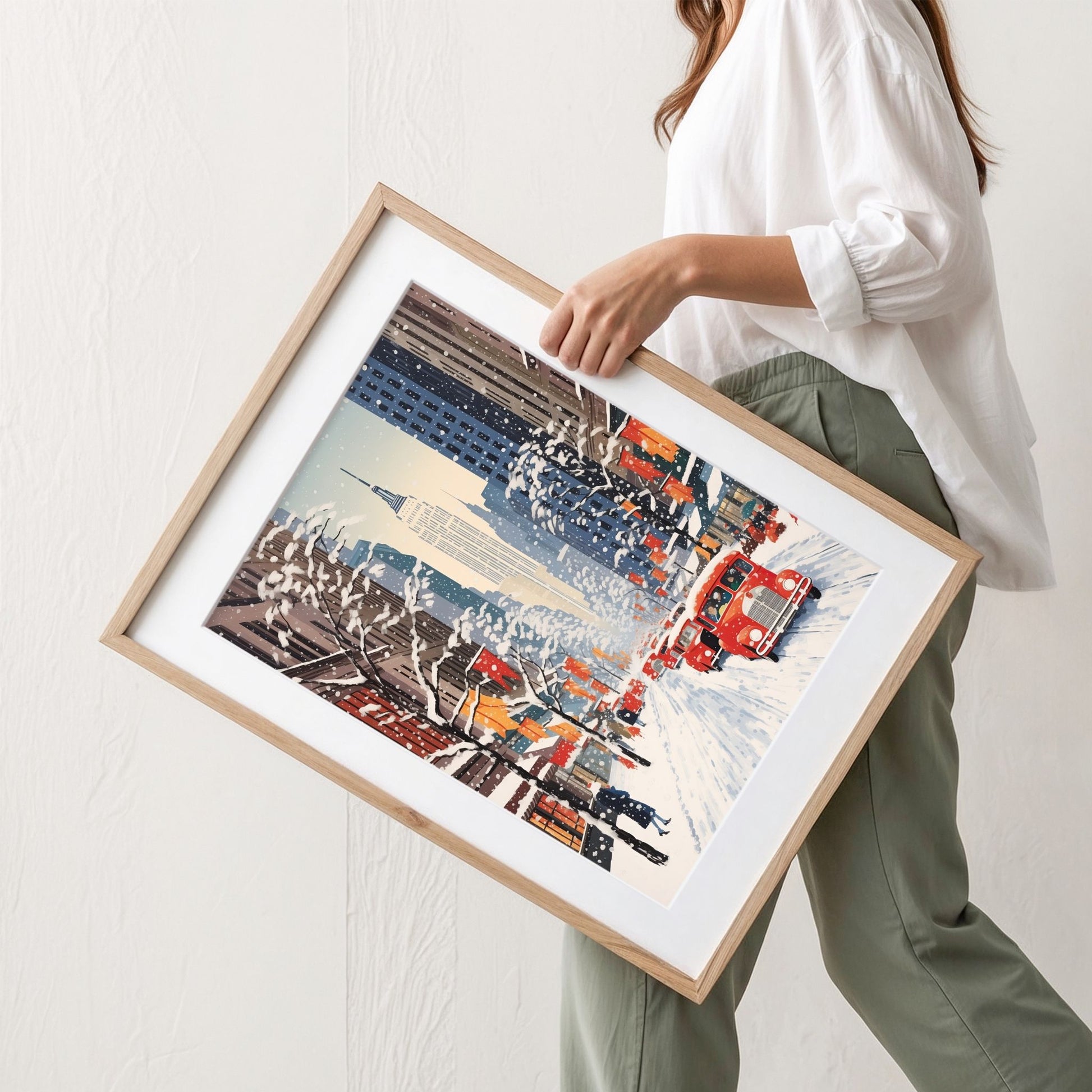 Vintertrafikk i Storbyen plakat med røde retrobiler, snøfall og klassiske bygninger. Illustrasjon viser plakat med passepartout i eik ramme.