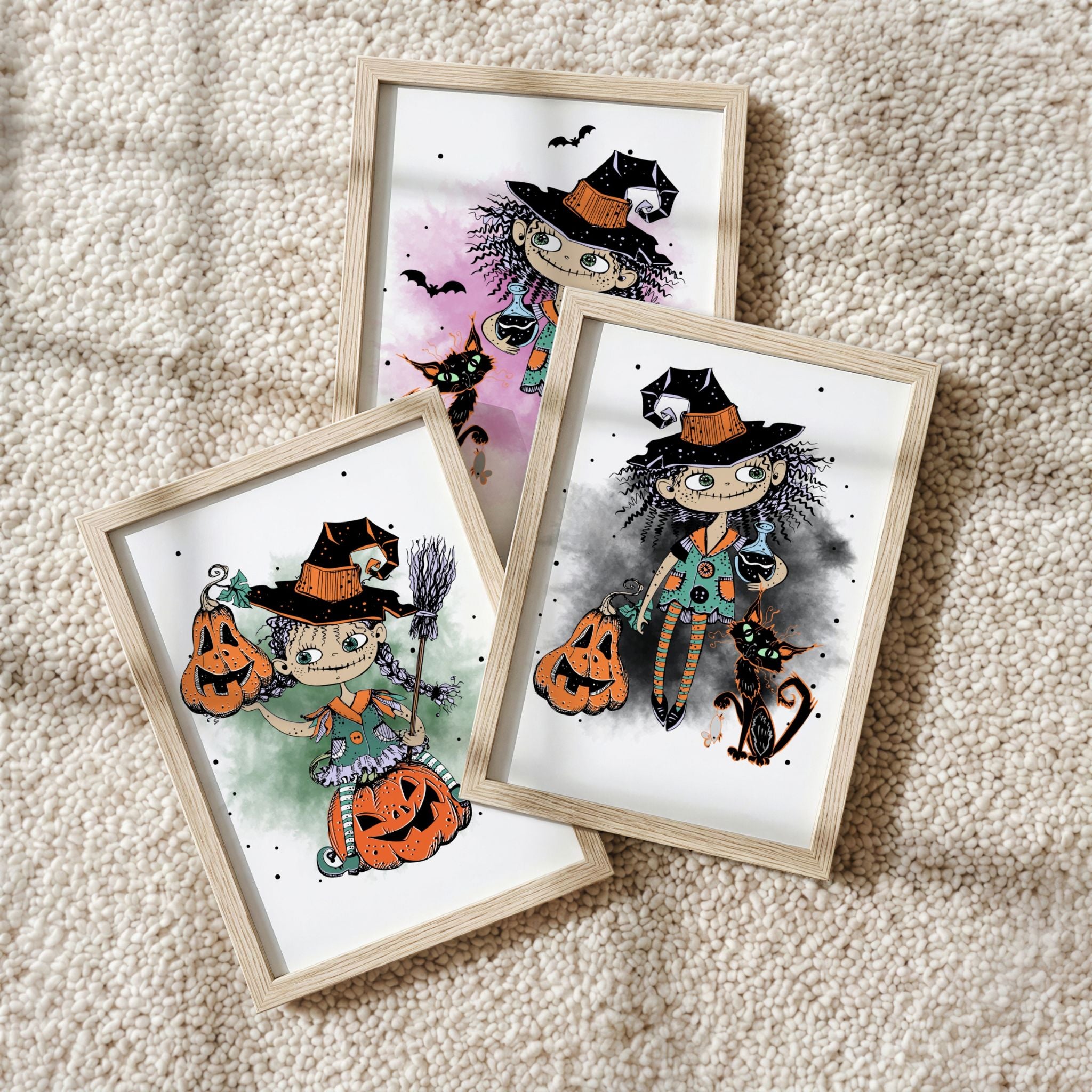 Tre illustrerte Halloween-plakater fra Wickedly Whimsical Collection i lyse trerammer