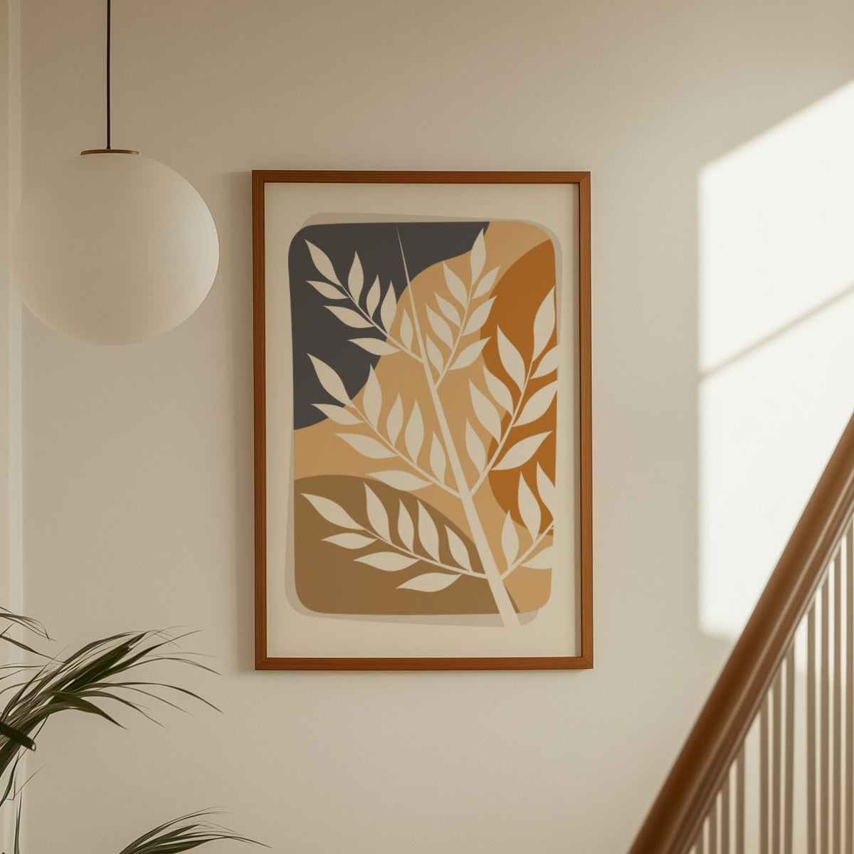 Wild Botanicals grafisk botanisk plakat i varme jordtoner ved trapp i lyst interiør