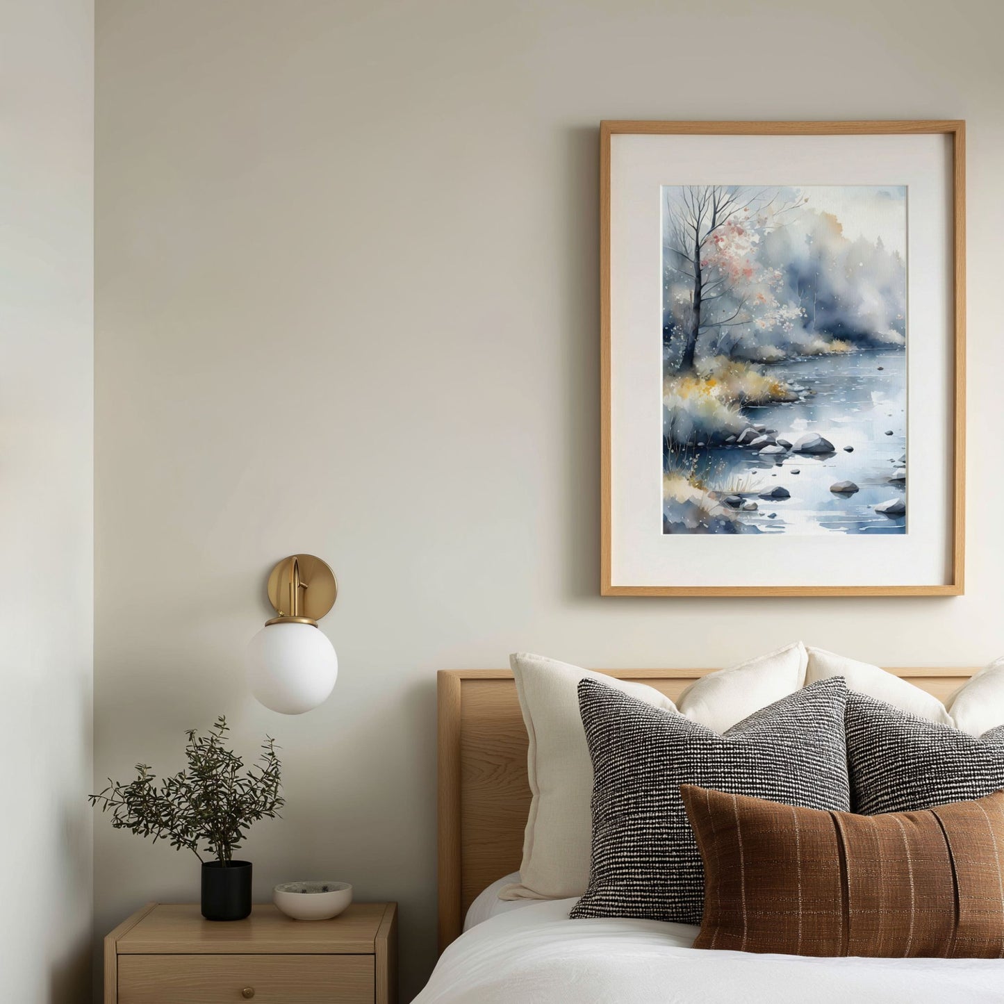 Winter Light Drift vertikal plakat over seng i rolig nordisk soverom
