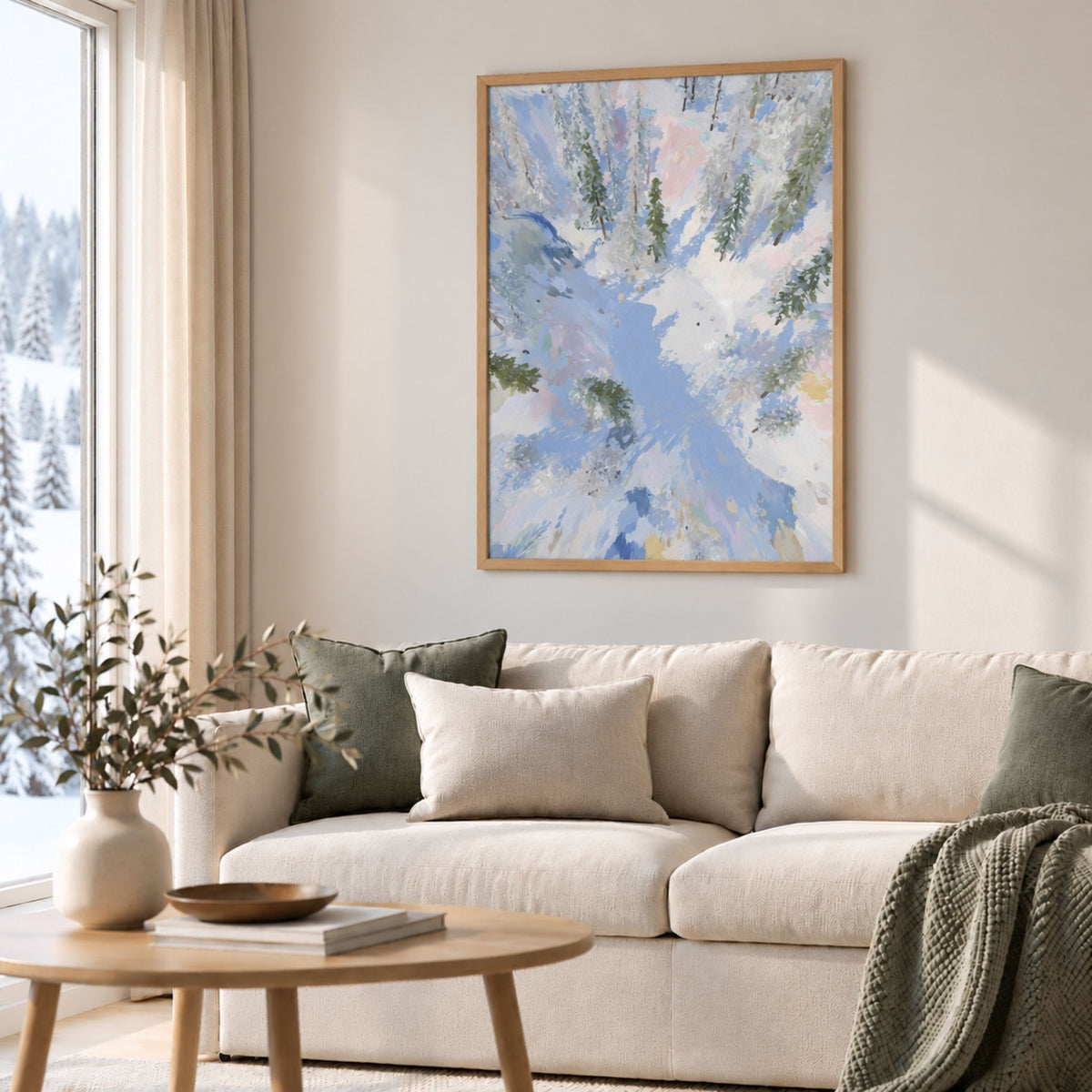 Winter Stillness vinterplakat i eikeramme over lys sofa i skandinavisk stue