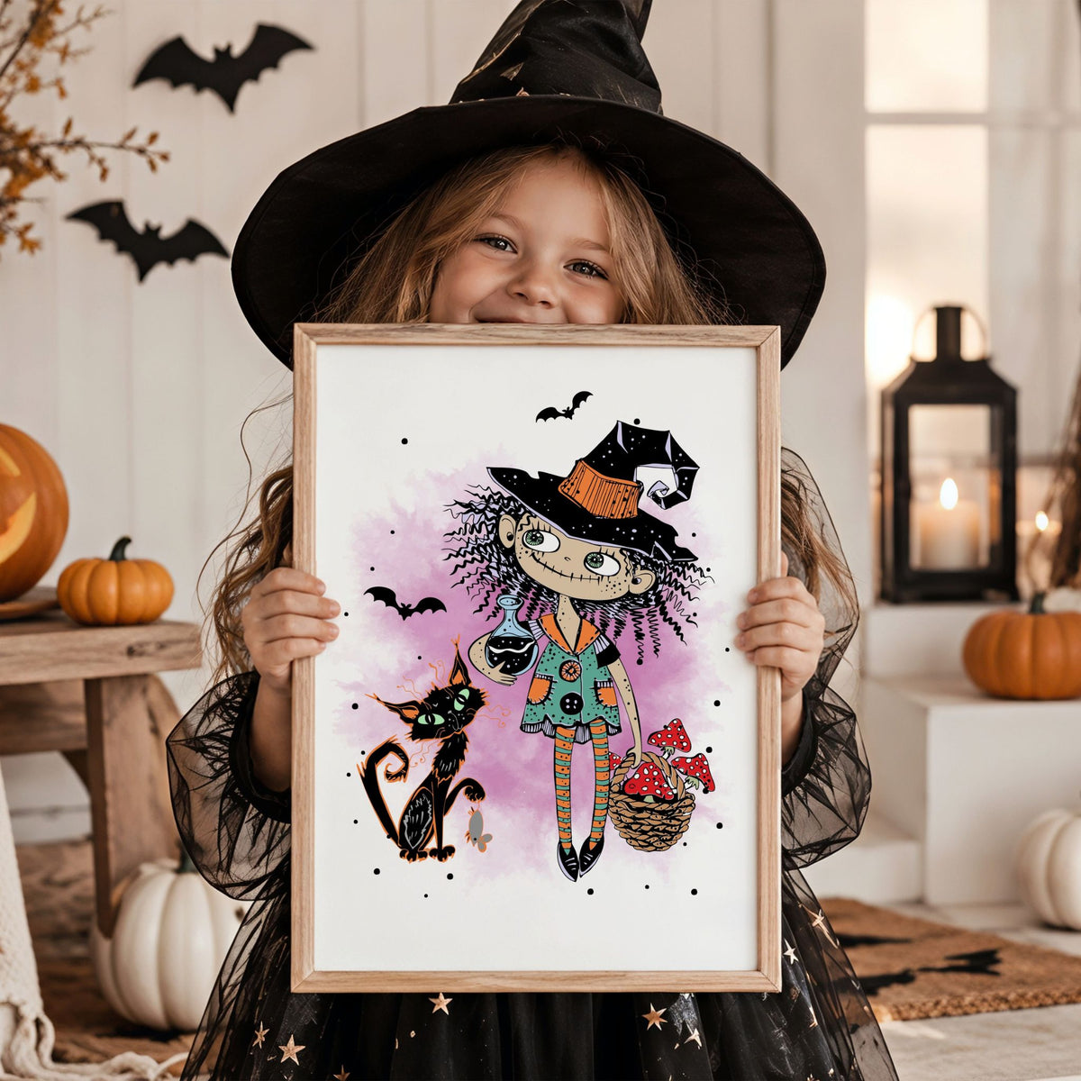 Barn i heksehatt holder Witchy Wanderer Halloween-plakat med heks og svart katt
