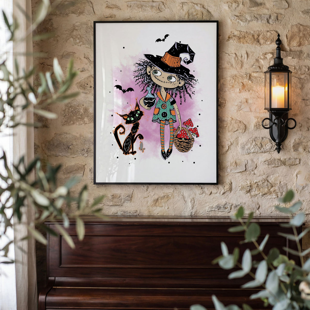 Halloween-plakaten Witchy Wanderer med heks og svart katt på rustikk steinvegg