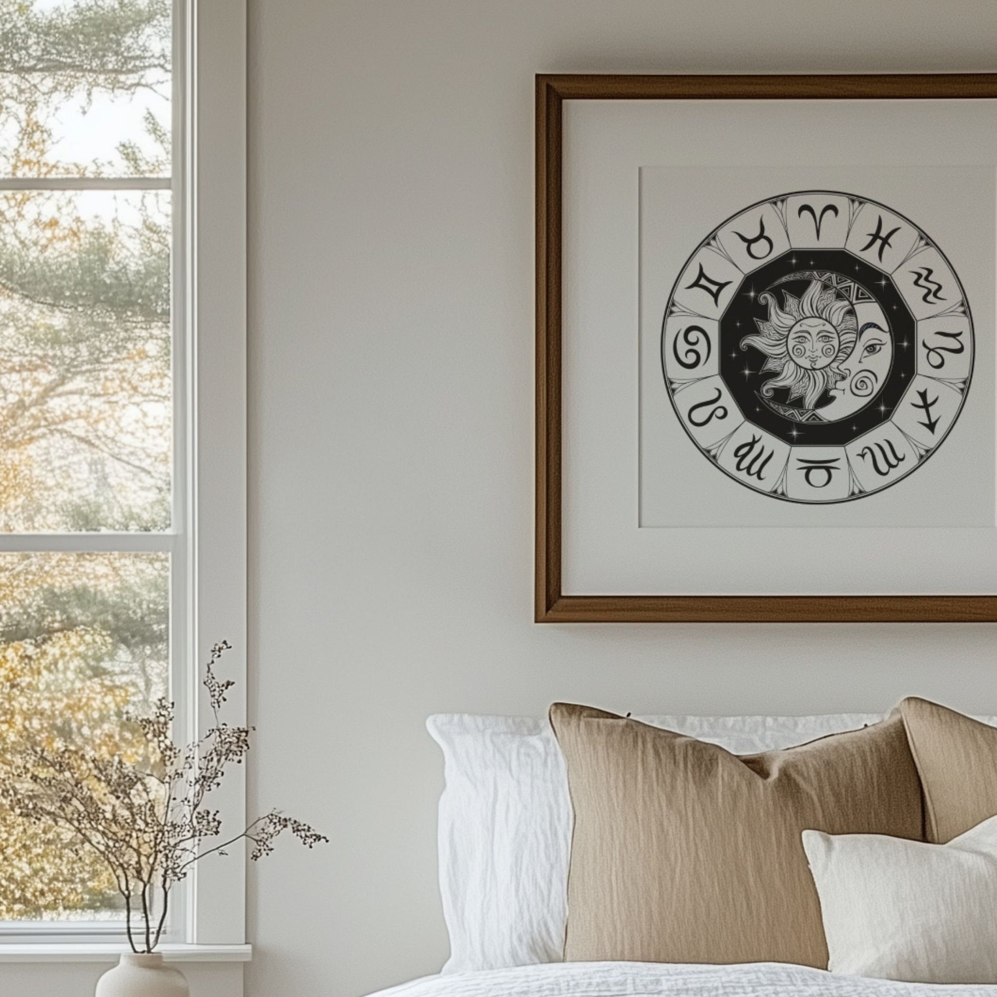 Zodiac wheel stjernetegn plakat i sort over seng i lyst nordisk soverom
